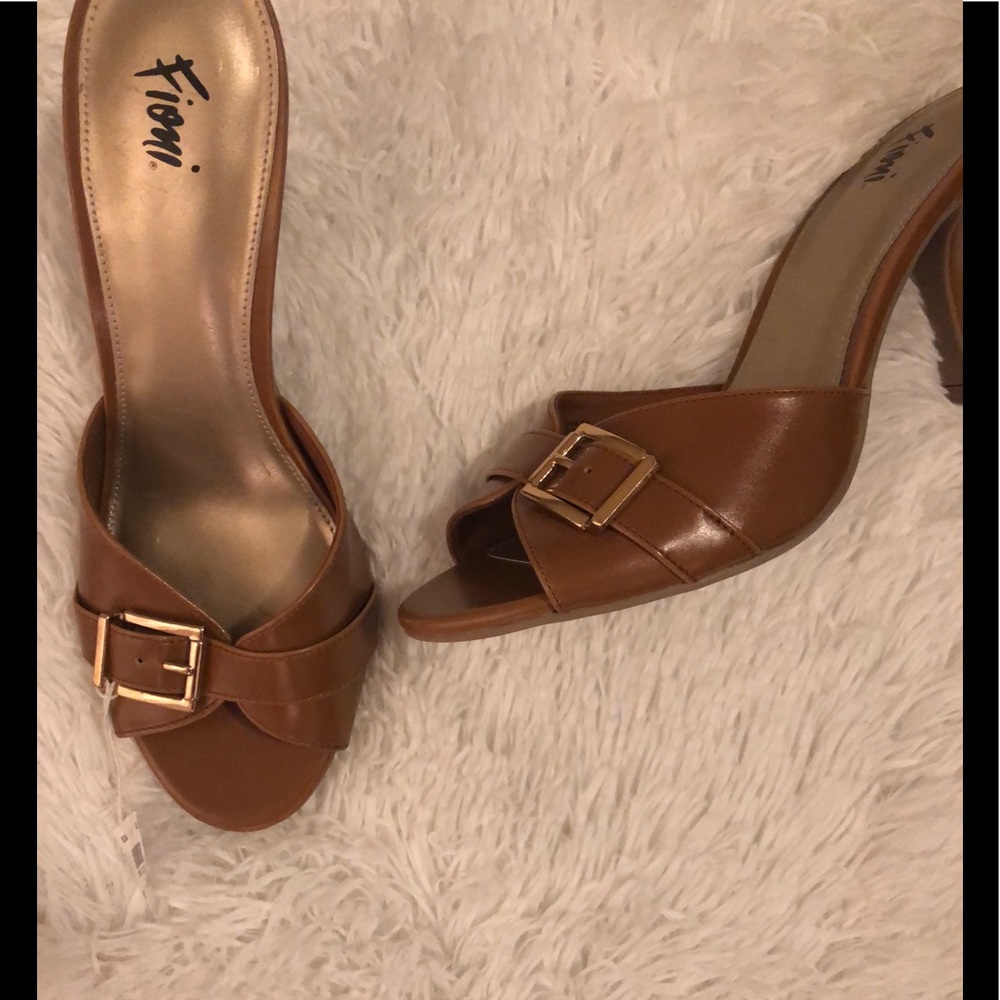 Cute tan heels!